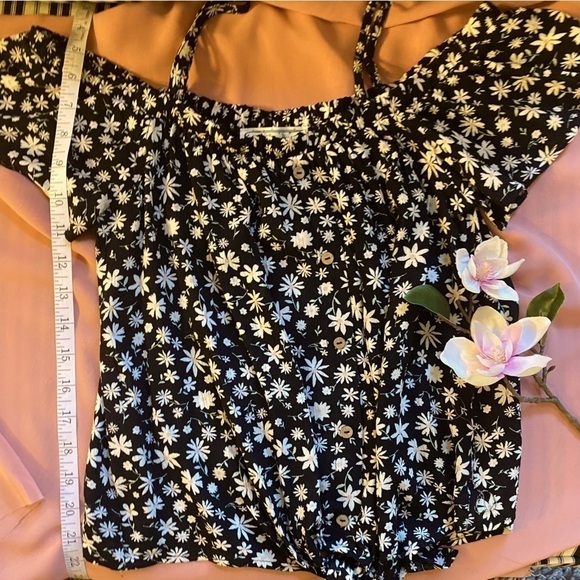 Hippie Rose New Size Small Black Floral Ditsy Print Flutter Sleeve Top Tie Front - Picture 1 of 7